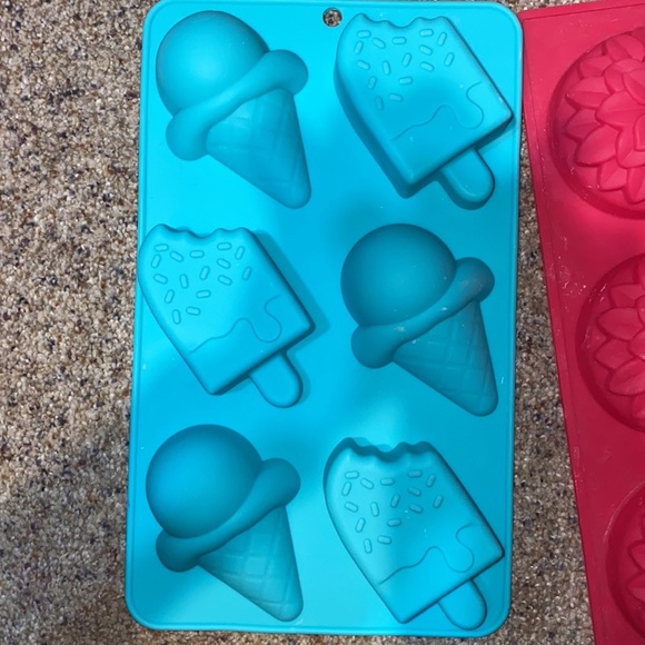 Lot of 5 Baking Silicone Molds Cake Cupcakes EUC - Picture 5 of 6